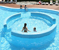 В бассейне при отеле можно заниматься водными видами спорта
