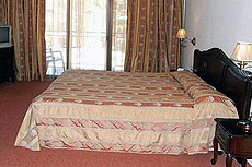 Двуспальная кровать в апартаменте отеля «Болеро»