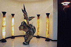 Скульптура в холле отеля «Болеро» в Болгарии