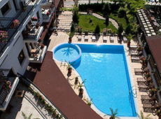 Вид сверху на бассейн отеля «Вилла Мария Ревас»