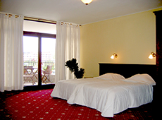 Французская кровать в спальне отеля «Вилла Мария Ревас»