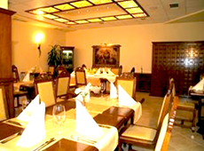 Интерьер ресторана в отеле «Вилла Мария Ревас» в Болгарии
