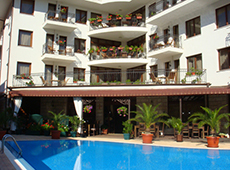 Просторный бассейн в отеле «Вилла Мария Ревас»