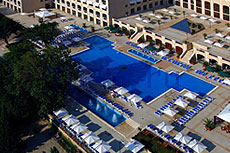 Обширный бассейн отеля «Мелия Гранд Эрмитаж» в Болгарии
