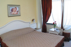 Французская кровать в номере отеля "Дворец"
