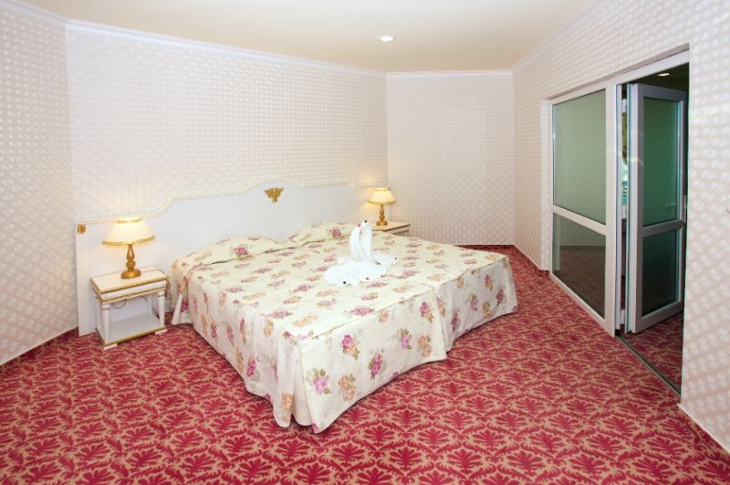 Двуспальная кровать в номере отеля "Планета отель и СПА"