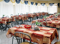 Столовая санатория располагает двумя обеденными залами на 500 человек и банкетным залом для праздничных мероприятий.