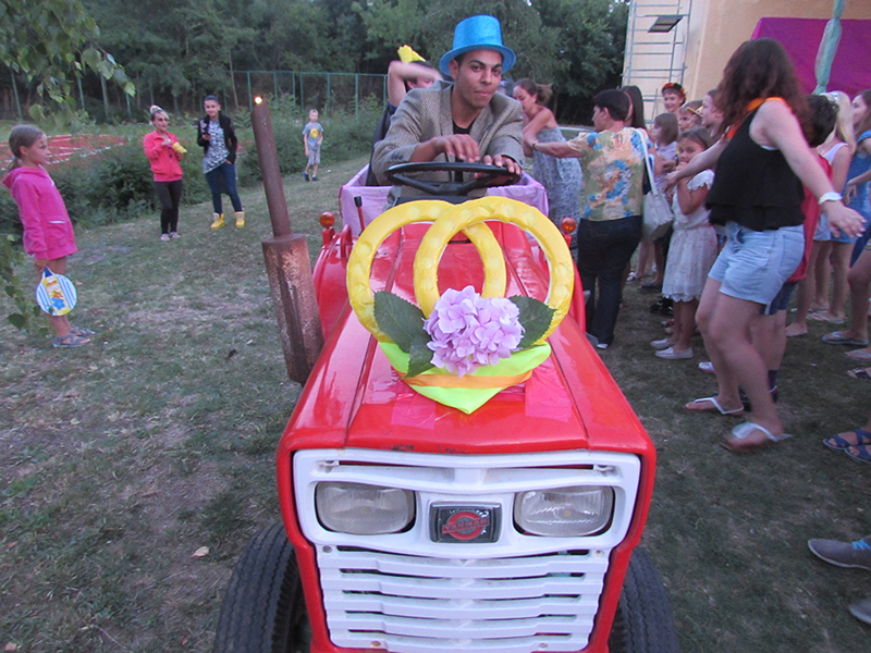 Лучшая пара нашего шоу, выиграла романтическую поездку на свадебном тракторе.