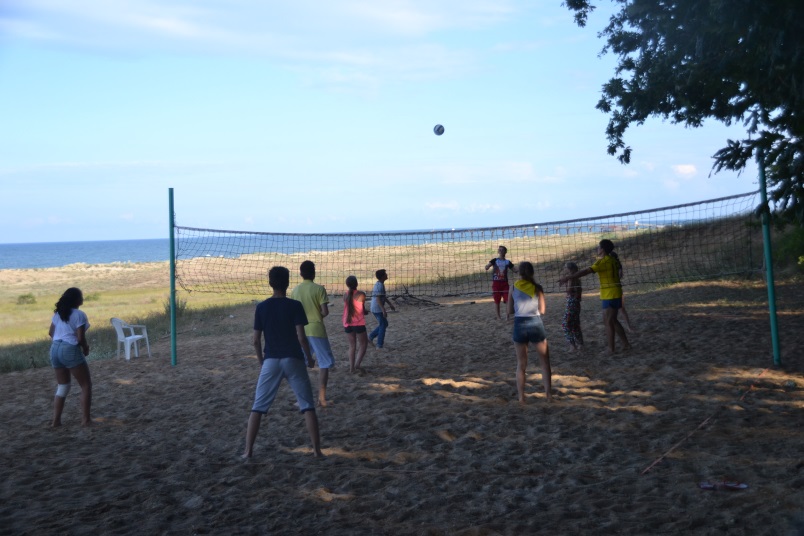 Весь лагерь находится в напряжении, но пляжный волейбол никто не отменял...