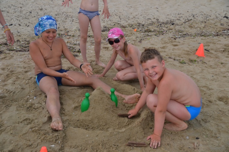 На пляжной анимации ребята создавали проекты космических кораблей...