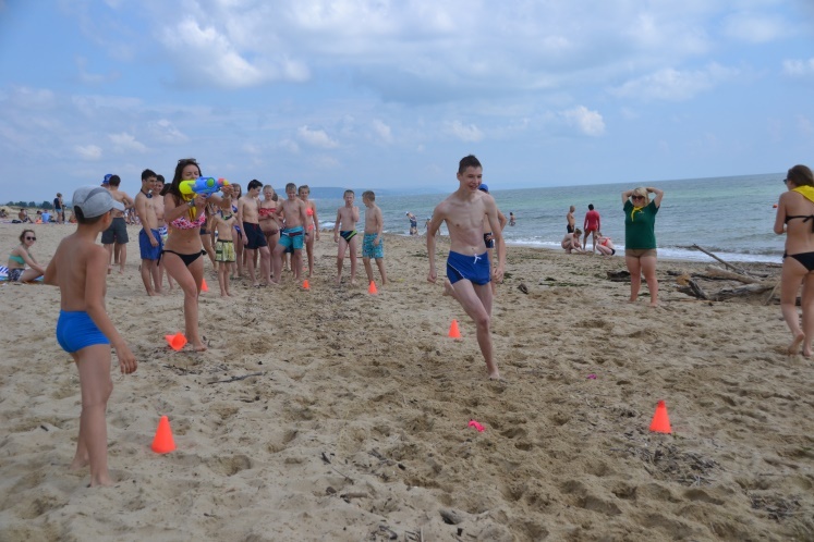 Ребята активно соревновались в пляжной эстафете «Энерджайзер» и дружно болели за свои команды...