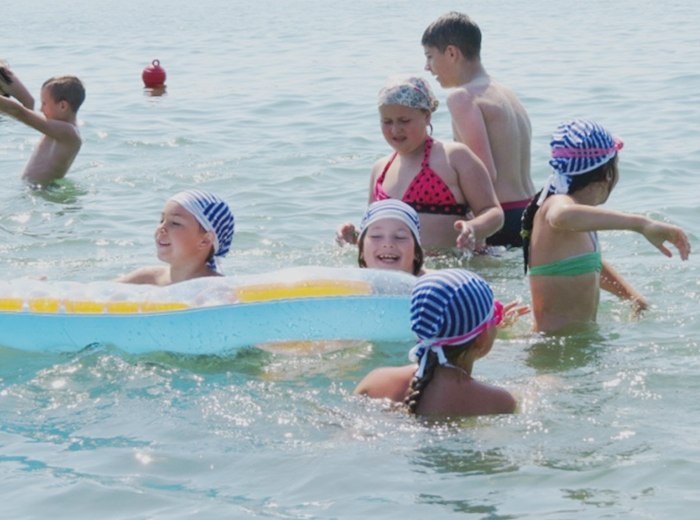 Дневная пляжная анимация  прошла в воде! Заплывы на надувных матрасах, битва водными пистолетами! Что еще нужно для счастья?  