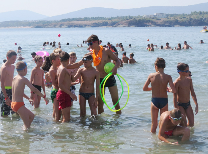 Принимали участие в большой водной эстафете, где им предстояло пройти немало интересных и веселых испытаний.