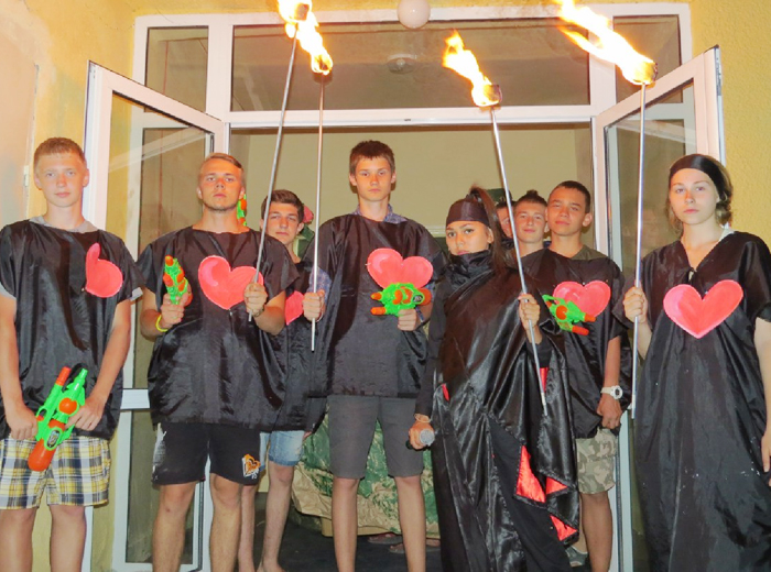 Чернобог и его преспешники готовы были защищать своего монстра!