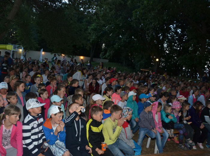 А ровно в 21:00 мы все собрались на вечернее шоу «Угадай Аниматора»! Все аниматоры облачились в супергероев, так как каждый из них обладает сверхъестественными способностями!