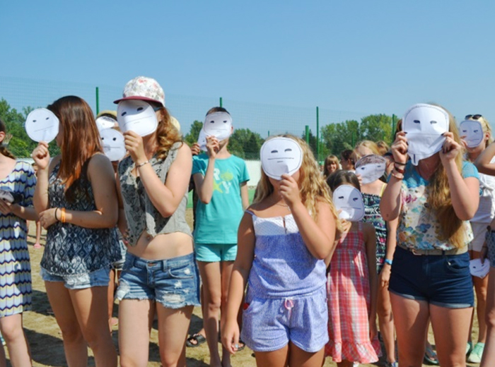 Однако представители остальных партий стараются не забывать о своих истоках – «Безразличие» демонстрирует свое отношение к происходящему…
