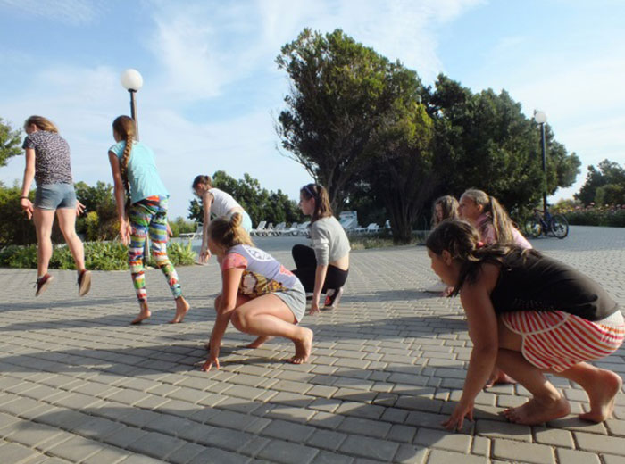 Есть такая страна Америка,там этот танцевальный стиль называется cheer-leading…