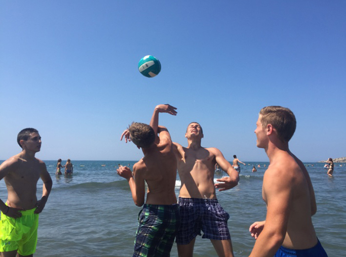 Сражаясь против жителей Only English в водном рэгби, говорить на английском, попробовали  даже и фэнтезийные люди. И ничего, вполне понимали друг друга.