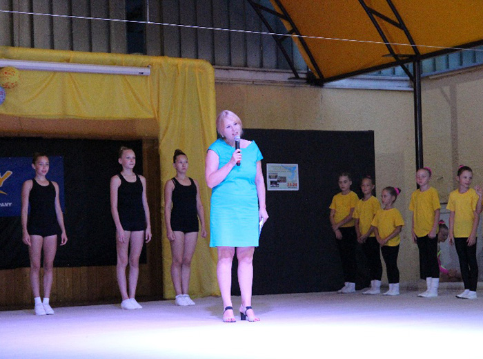 Со словами приветствия на сцену вышла директор лагеря «Земля Героев» госпожа Росица Димитрова!