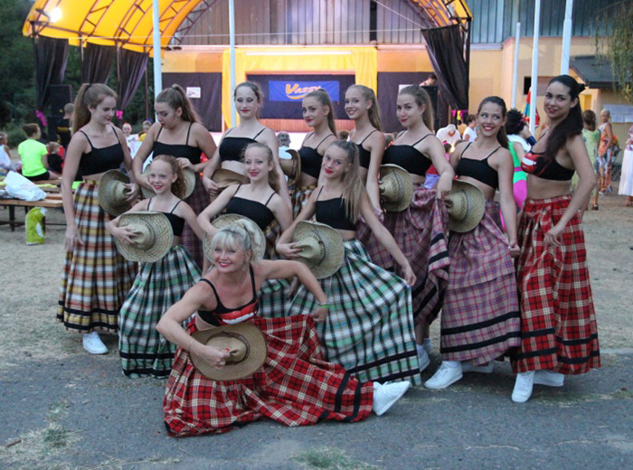 Сегодняшний фестивальный день был открыт незабываемым выступлением Литвы! Эти девчонки на фестивале первый раз, но их уже знает каждый Адепт Земли Героев. 