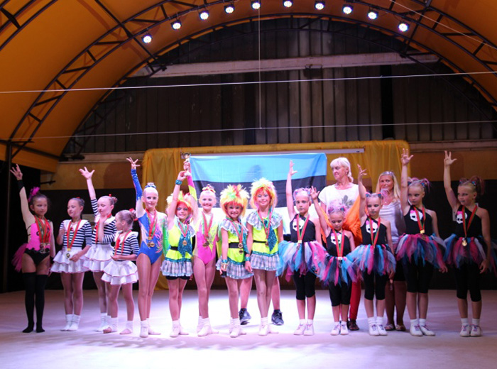 Вот они! Первые победители фестиваля! Команда из Эстонии одержала победу в групповом состязании! Вы бы видели, как эти девчонки зажгли на сцене! Зрители были в восторге!