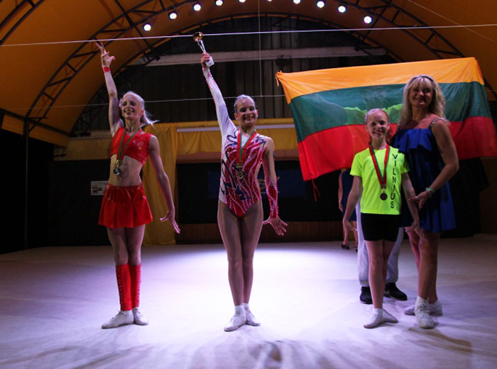 И снова Эстония! Варвара Михайлева победила в номинации «Соло»! Еще бы! Настоящая фаворитка фестиваля! Ведь именно Варя заняла 10 место на Чемпионате Мира! 