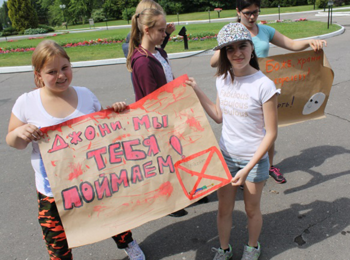 С самого утра жители Лондона вышли на улицы города, чтобы провести митинг против опасного преступника Джони Ворошителя. 