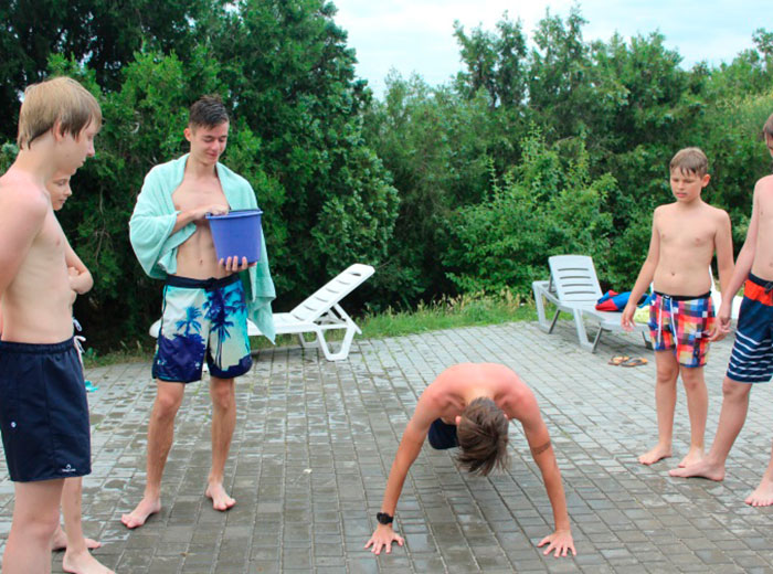 Именно поэтому той самой идеей оказался всемирно известный #icebucketchallenge! Но ребята немного его усложнили. И теперь… 