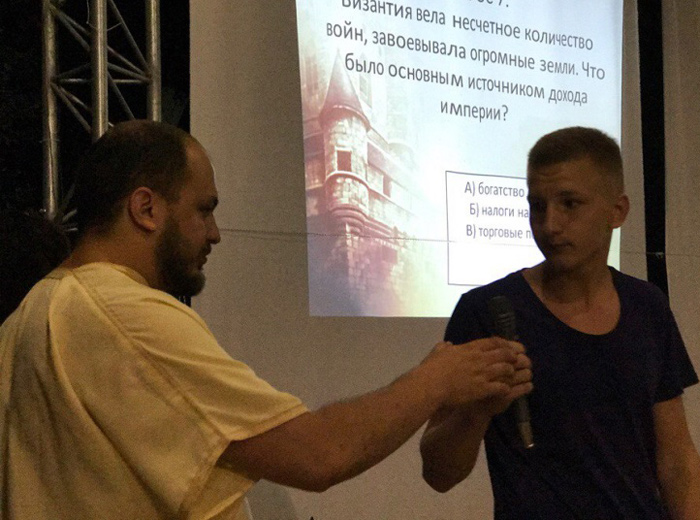 Вечером состоялся интеллектуальный бой, проверяющий основы знаний о традициях Византийской веры.