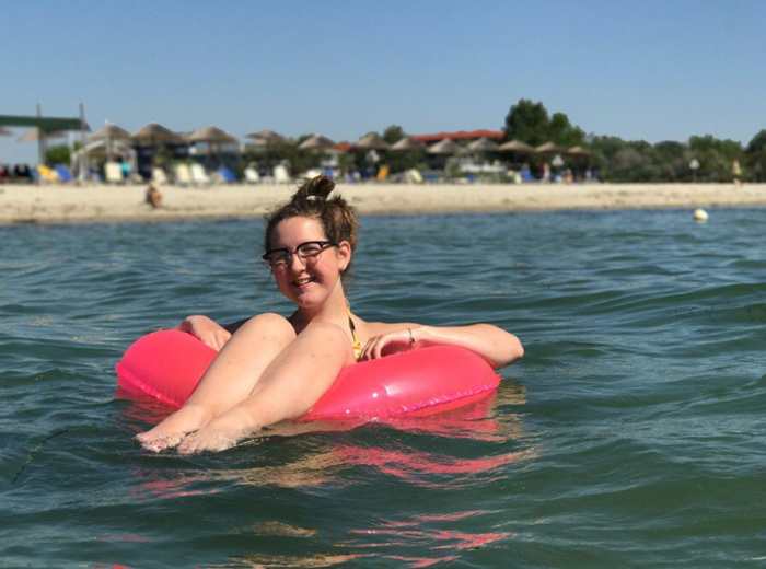 Когда в жаркую погоду ты погружаешься в прохладную воду Эгейского моря, может быть, и можно забыть про богословские проблемы.