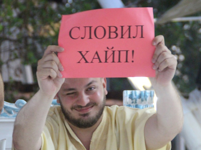 В жюри сегодня, в наибольшем фаворе, прибывший недавно дипломат Саладина– Димбэй, он тоже оценил красоту и таланты  наших девушек. 