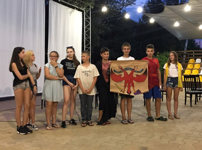 А вечером государства представляли свои гербы, рассказывали о них, представляя свою историю  – все для того, чтобы убедить союзников в чистоте своих замыслов. Ведь ходят слухи, что в ряды крестоносцев затесался предатель