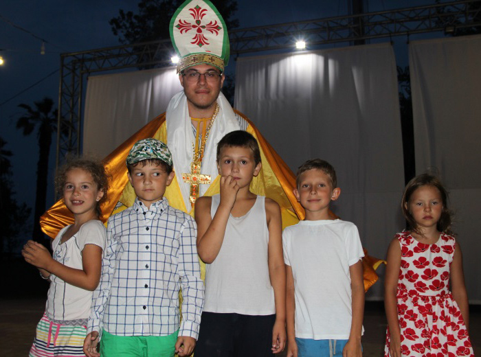 …и прильнуть к святому отцу.