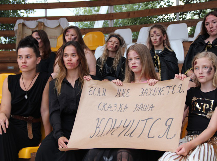 В зале собралось множество людей. Испанцы были напуганы и жаждали наказания для преступников 