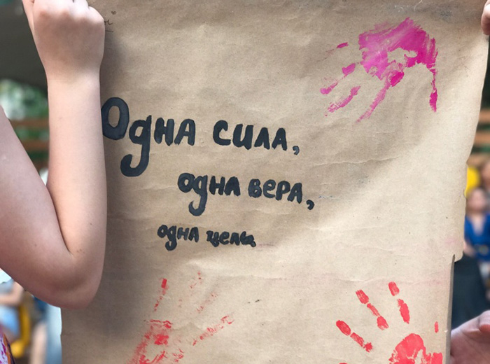 Тевтонцы гордо и дружно представили свой девиз, получив сто дополнительных солидов за поддержку…