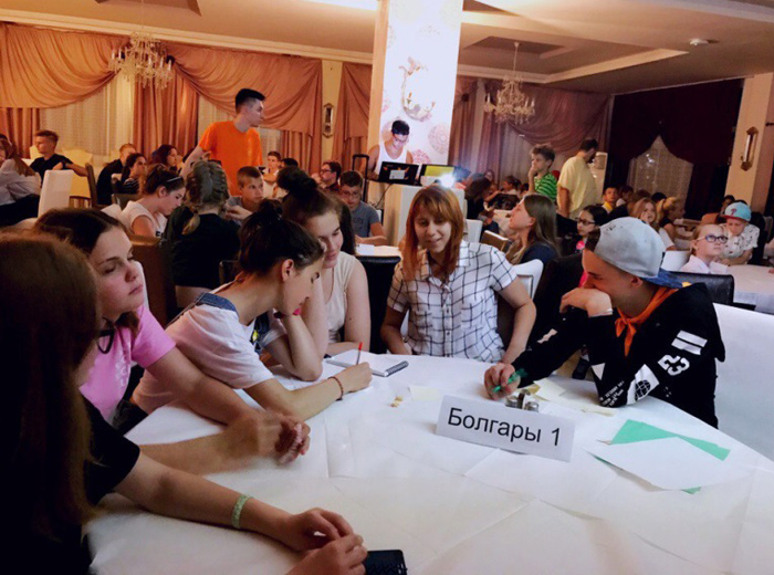 Императорский дворец был наполнен эмоциональными дискуссиями…