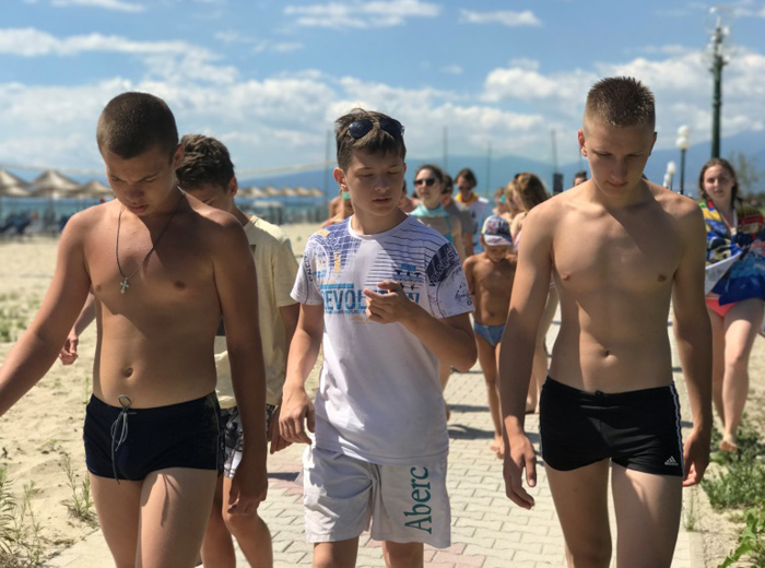В раздумьях прогуливались по побережью и греки –  их волновали возможные подозрения в  нелояльности. 