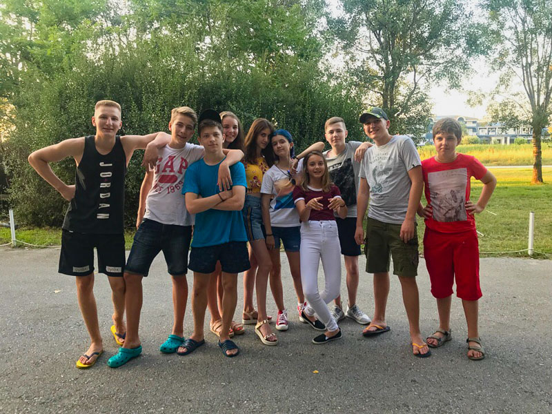 А жители района Санта-Кроче решили поближе познакомиться на спортивной площадке. 