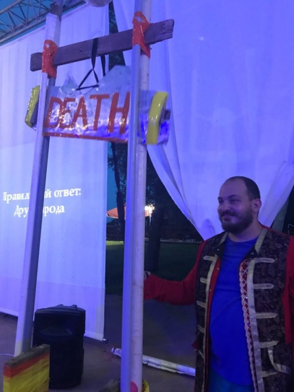 Механизм гильотины был уже заведен, когда неожиданно якобинцы проявили милость и ограничились изгнанием несогласных с заседания конвента.