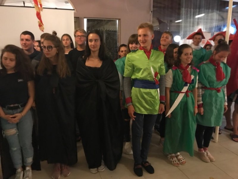 Не менее драматичное повествование представили и члены клуба жирондистов, призванные в кирасирский полк.