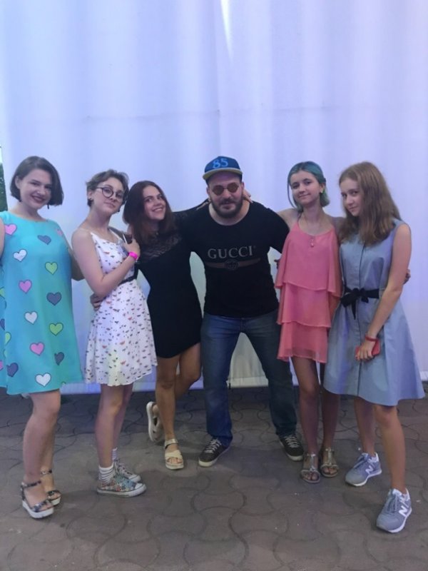 Ведь в этом уставшем от революции обществе немалое значение имела вечерняя встреча нарядных горожан – простые радости буржуазной республики.
