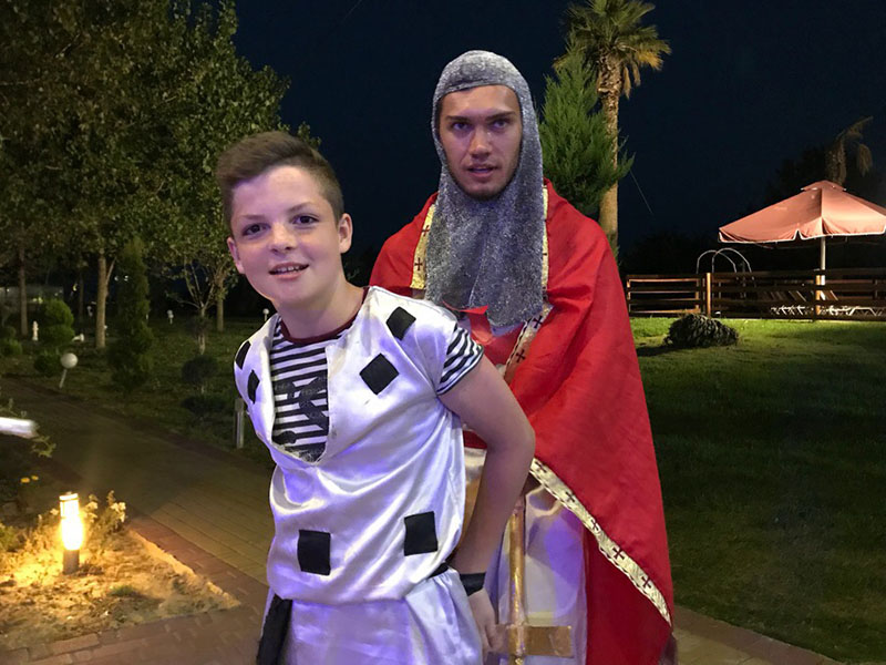 Вот один из воинов, который только что сумел вырваться из плена.