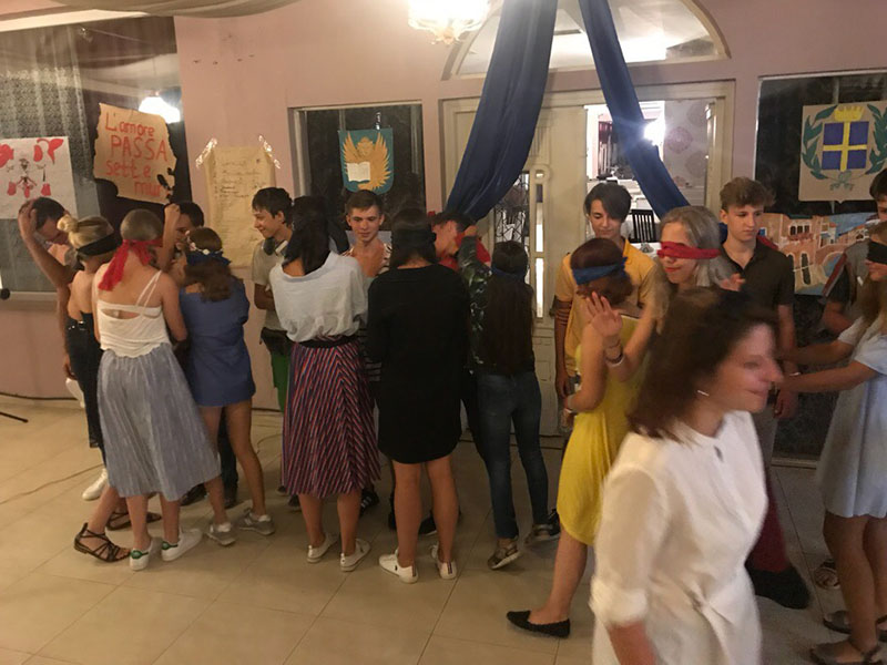 А вот и сами поиски! Тяжело, но иначе никак. Ведь соперничают они за сердце самого Лоренцо.