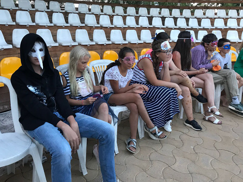 Даже чумных докторов смогли воссоздать! Вот уж эти деятели искусства.