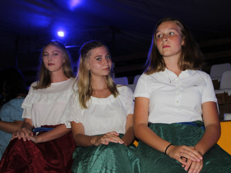 Юные девы надели платья лучших портных Франции, чтобы стать яркими цветами на Королевском балу.