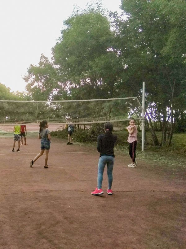 На спортивной площадке встретились команды девчонок и мальчишек, чтобы сразиться в пионербол! И девчонки оказались сильнее! 