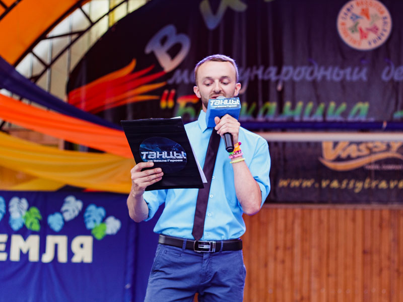 Все мы знаем, как на «Земле героев» любят танцы! Но кто же самый лучший в этом искусстве? Это и покажут «Танцы на „Земле героев“»!