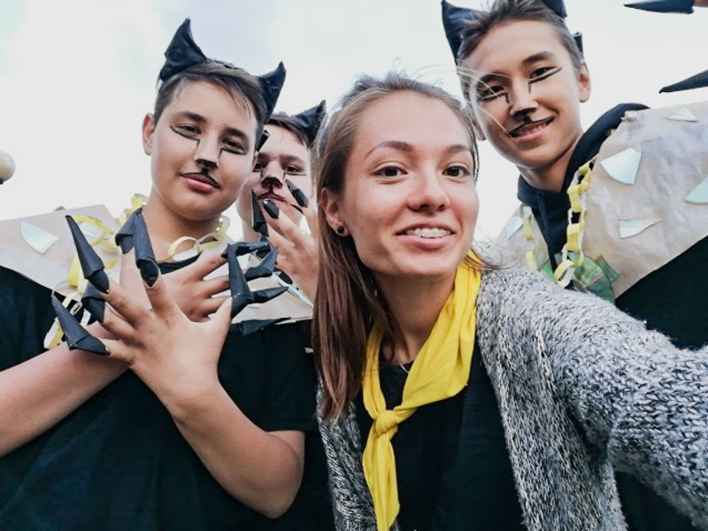 Вторая часть прошла в подготовке к вечернему показу мод. Ордена должны были представить коллекцию, созданную из подручных материалов и отвечающую деятельности ордена.