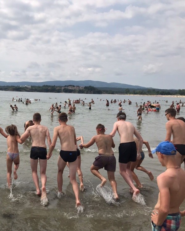 Раз, два, три, погнали! Массовый забег в воду – это весело!