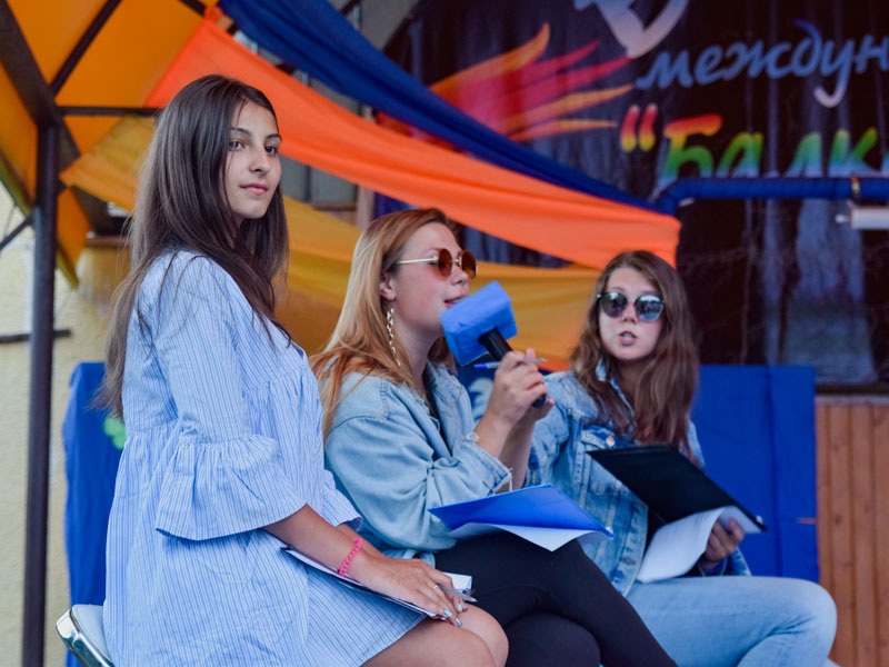 Жюри тоже полны самых разных эмоций, и это понятно , ведь сегодня решается судьба их команд!